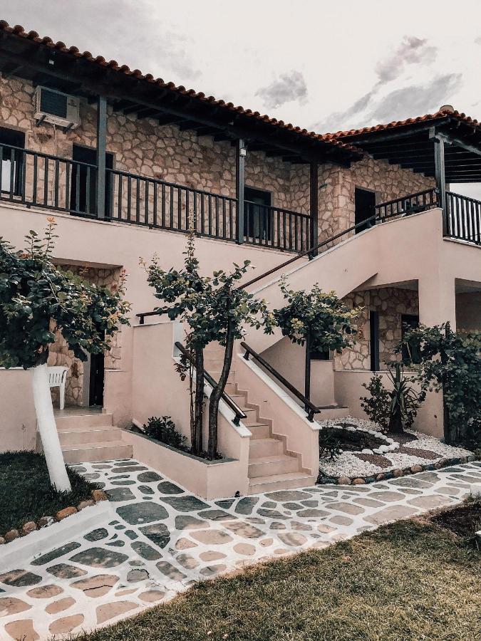 Liogerma Apartments Pefkochori Bagian luar foto