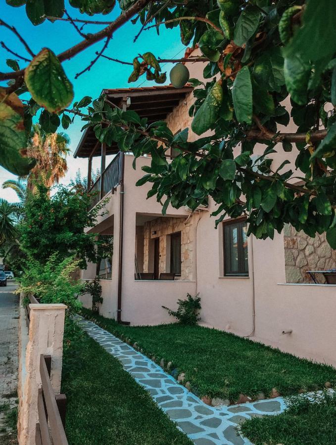 Liogerma Apartments Pefkochori Bagian luar foto