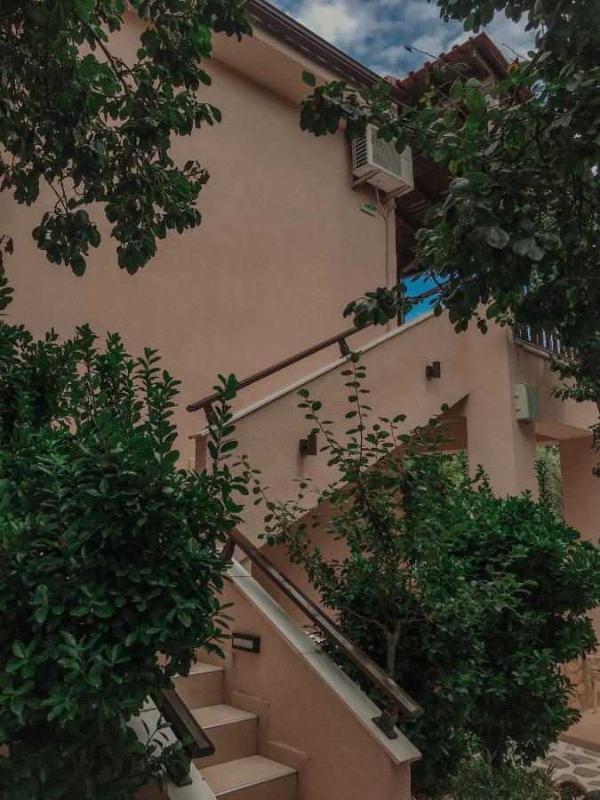 Liogerma Apartments Pefkochori Bagian luar foto