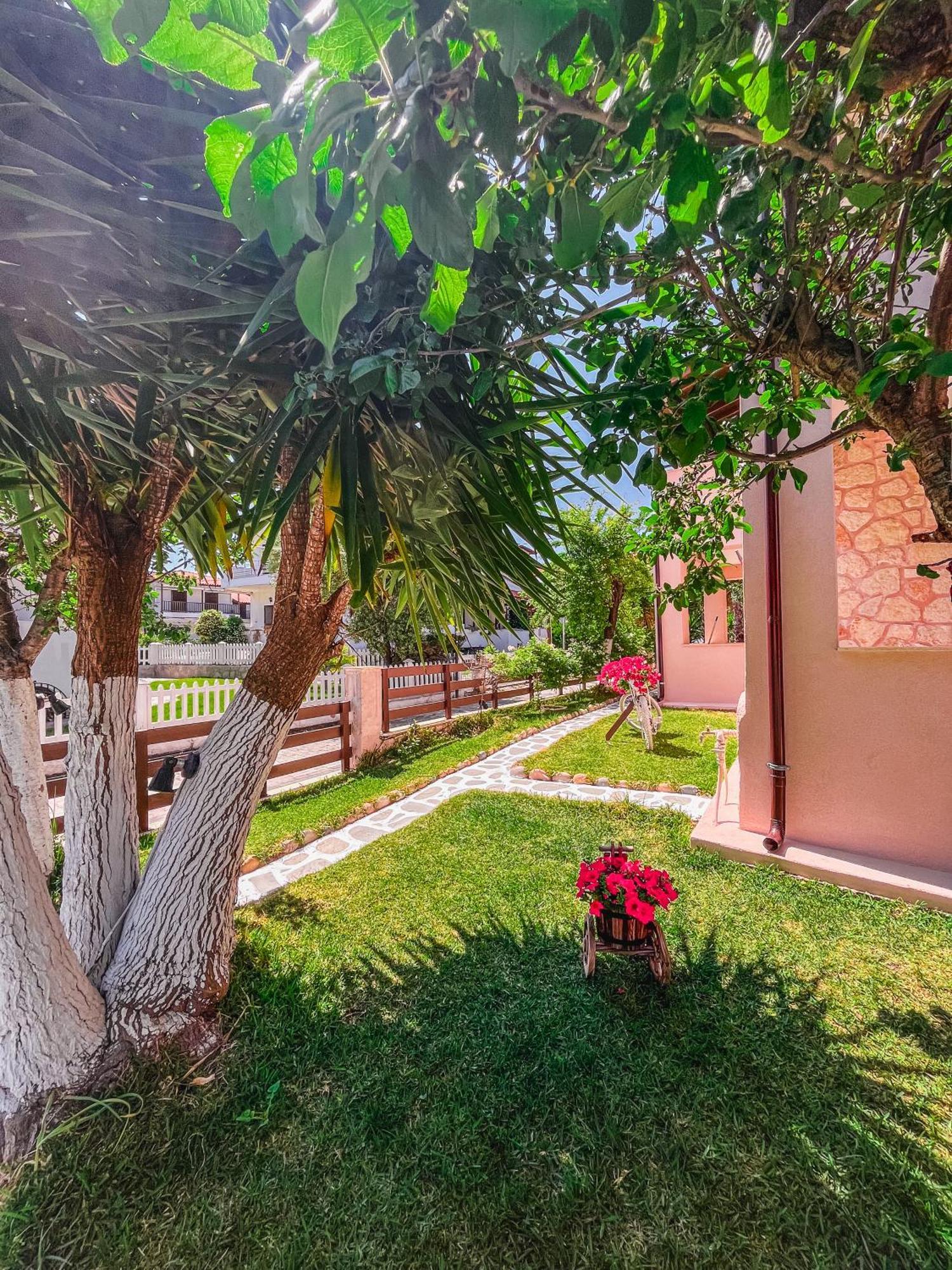 Liogerma Apartments Pefkochori Bagian luar foto
